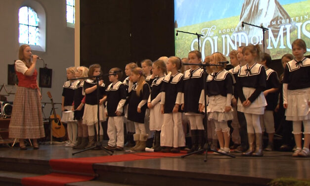 Video: Ellen Boskamp met Basiskoor en fanfare (Sound Of Music)