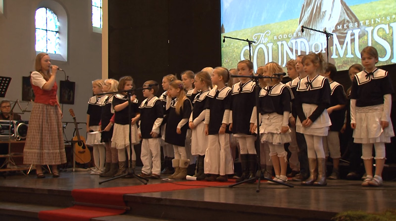 Video: Ellen Boskamp met Basiskoor en fanfare (Sound Of Music)