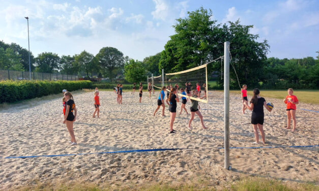 Op zoek naar een (nieuwe) sport? Kom volleyballen