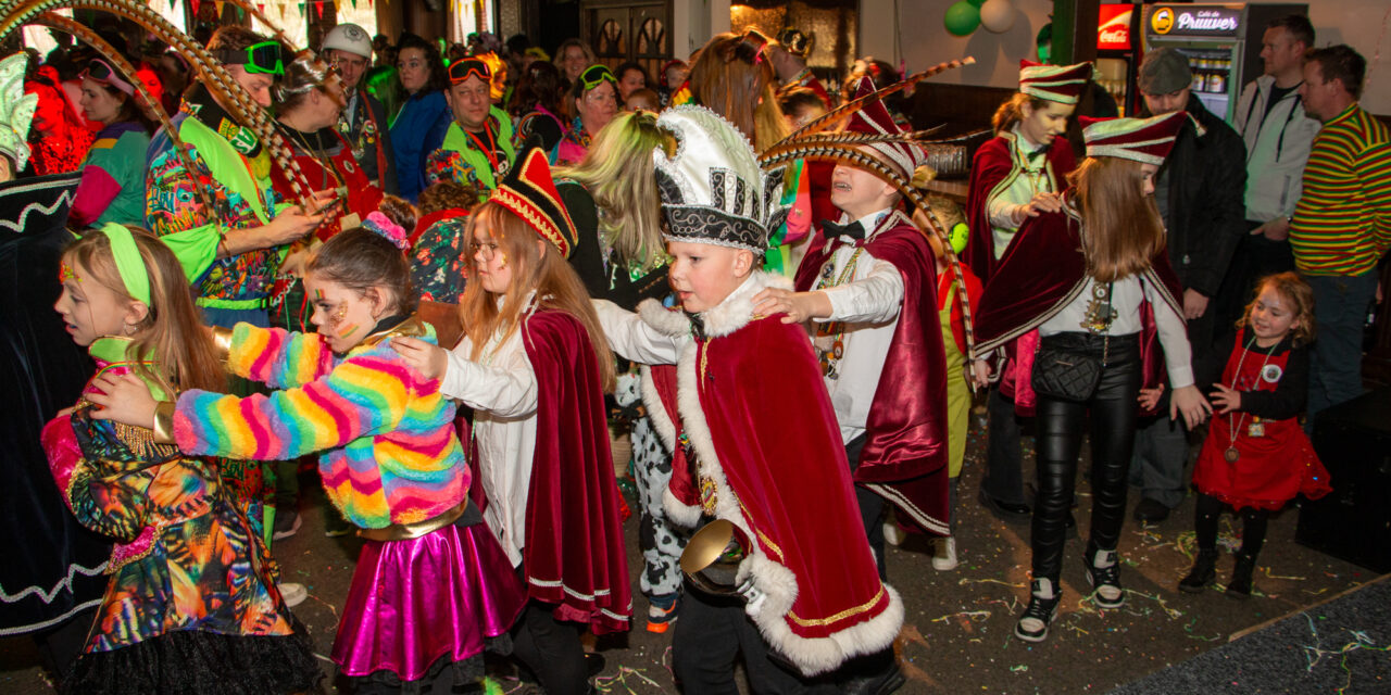 Fotoalbum: Kriebelbal / Prijsuitreiking Kinderoptocht