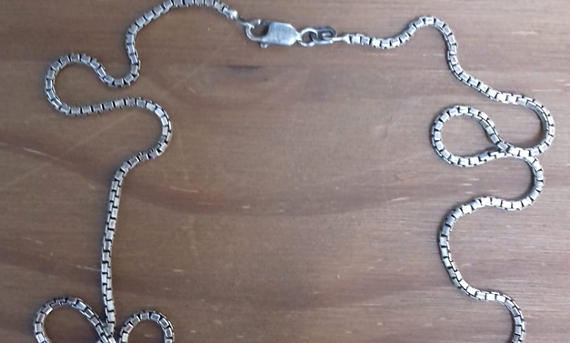 Zilveren ketting en pinpas gevonden