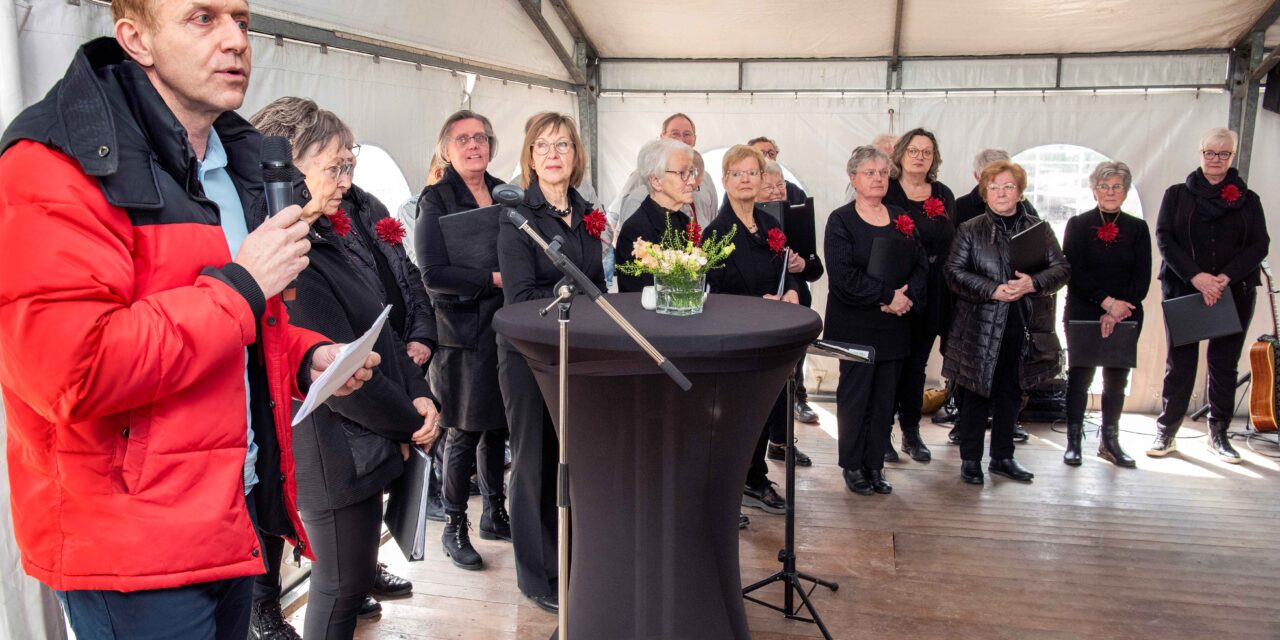 Laetitia bij opening dijkversterking Nieuw Bergen 23-04-2024