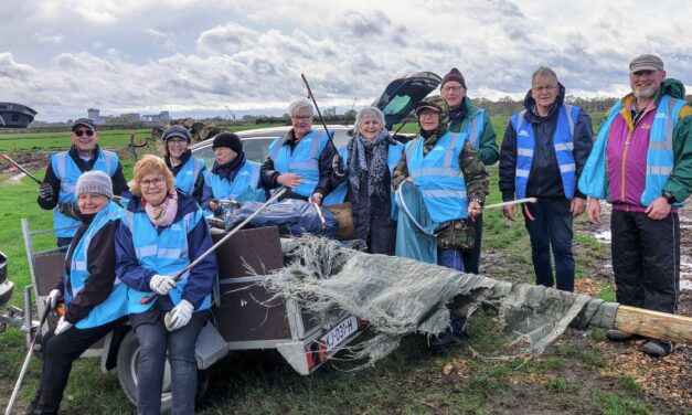 Laetitia helpt mee aan Maas CleanUp