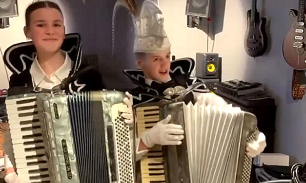 Video: jubileumlied prins Daan en prinses Anna van de Sneuzels 6×11
