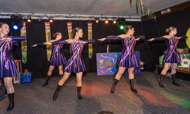Video: Optreden grote Dansgarde Bombakkes op receptie Sneuzels
