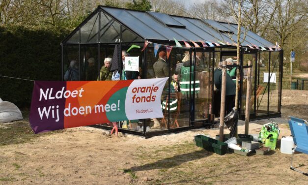 Offers kruidenhofje groeit en bloeit
