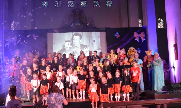 Bomvolle kerk geniet van Disney-avontuur